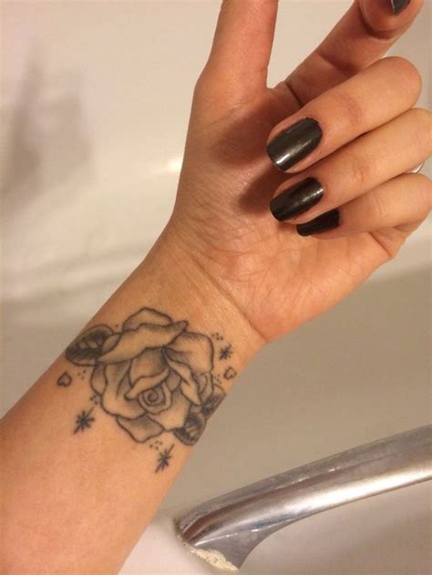 tatuaggio sul polso donna